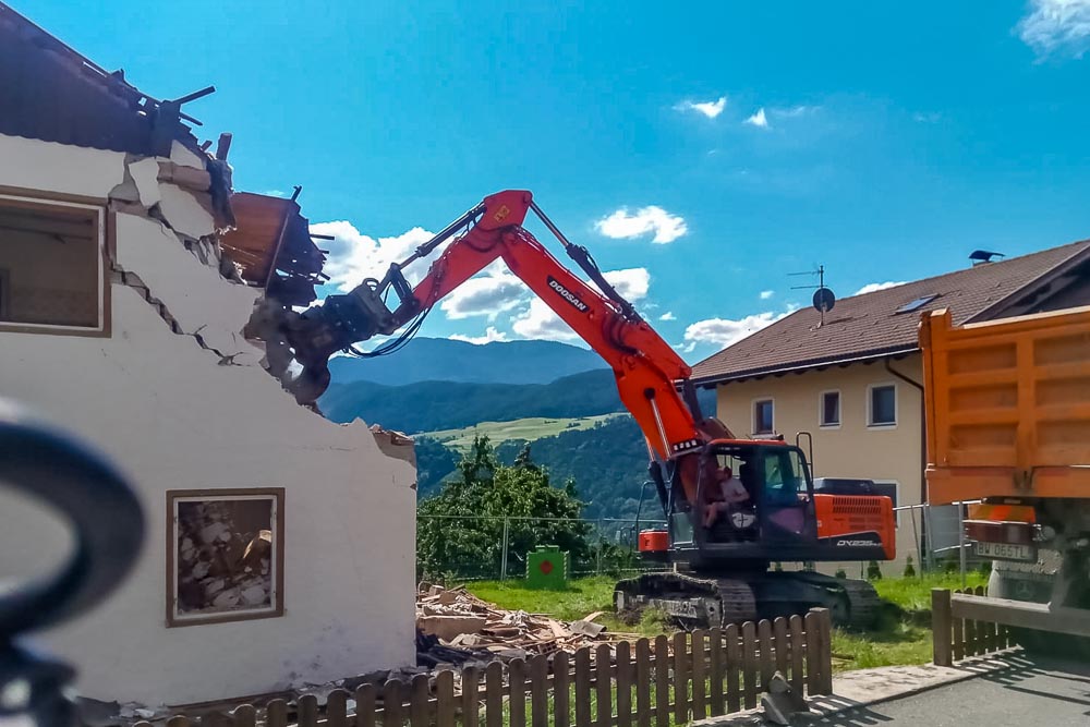 Tiefbau Hofer Baggerarbeiten Eisacktal Südtirol Abbruch