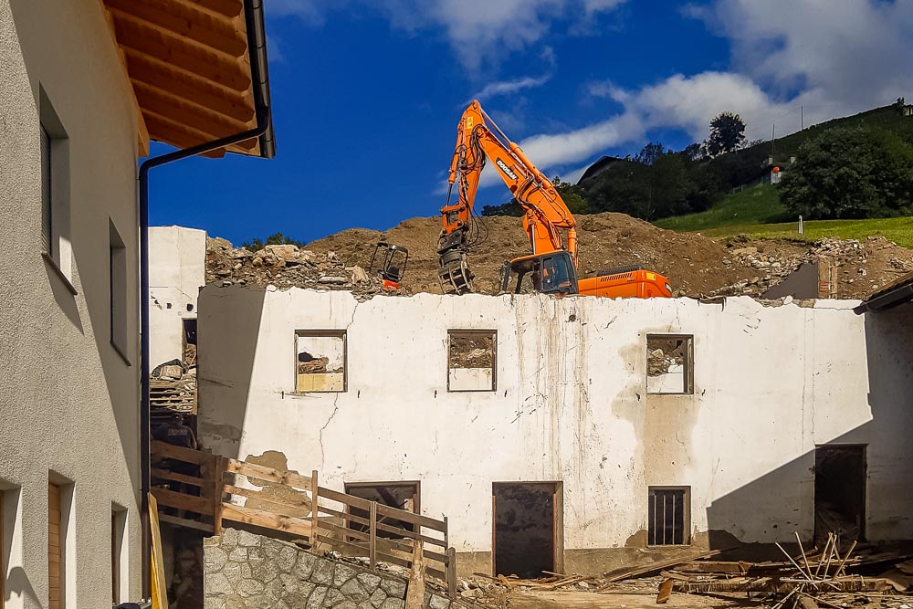 Tiefbau Hofer Baggerarbeiten Eisacktal Südtirol Abbruch