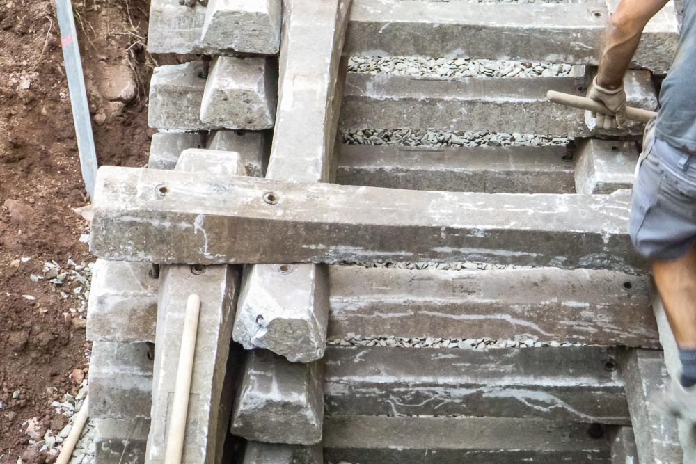 Tiefbau Hofer Baggerarbeiten Eisacktal Südtirol Bahnschwellen Mauer