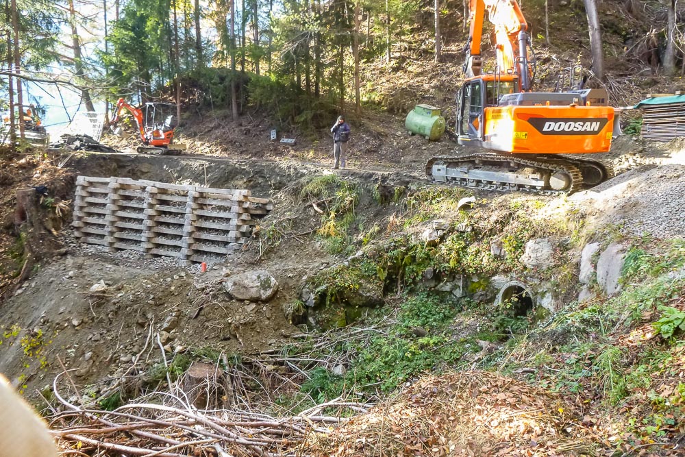 Tiefbau Hofer Baggerarbeiten Eisacktal Südtirol Bahnschwellen Mauer