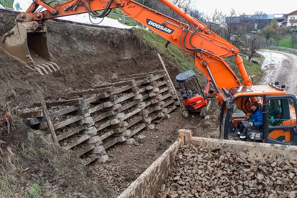 Tiefbau Hofer Baggerarbeiten Eisacktal Südtirol Bahnschwellen Mauer