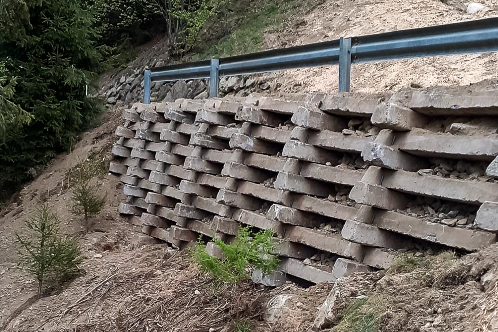 Tiefbau Hofer Baggerarbeiten Eisacktal Südtirol Bahnschwellen Mauer