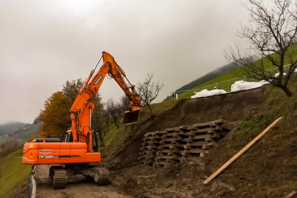 Tiefbau Hofer Baggerarbeiten Eisacktal Südtirol Bahnschwellen Mauer