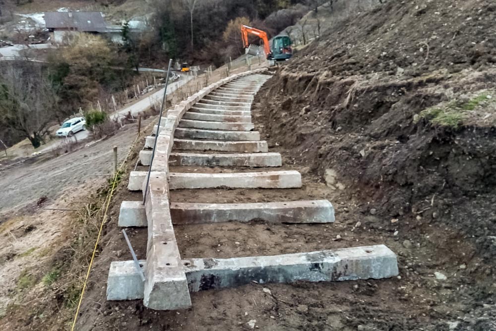 Tiefbau Hofer Baggerarbeiten Eisacktal Südtirol Bahnschwellen Mauer