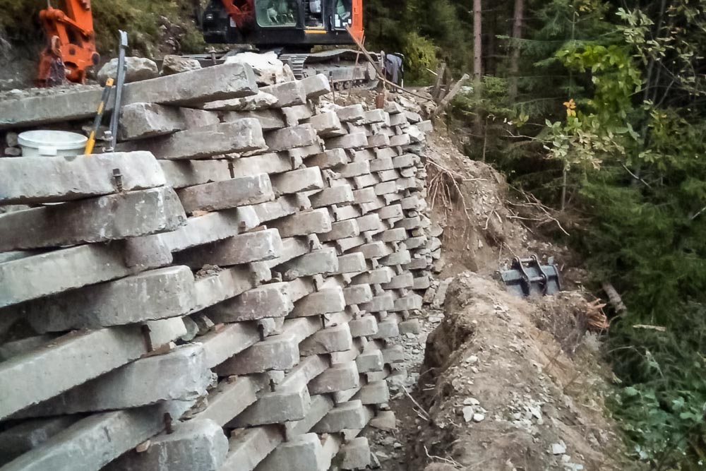 Tiefbau Hofer Baggerarbeiten Eisacktal Südtirol Bahnschwellen Mauer