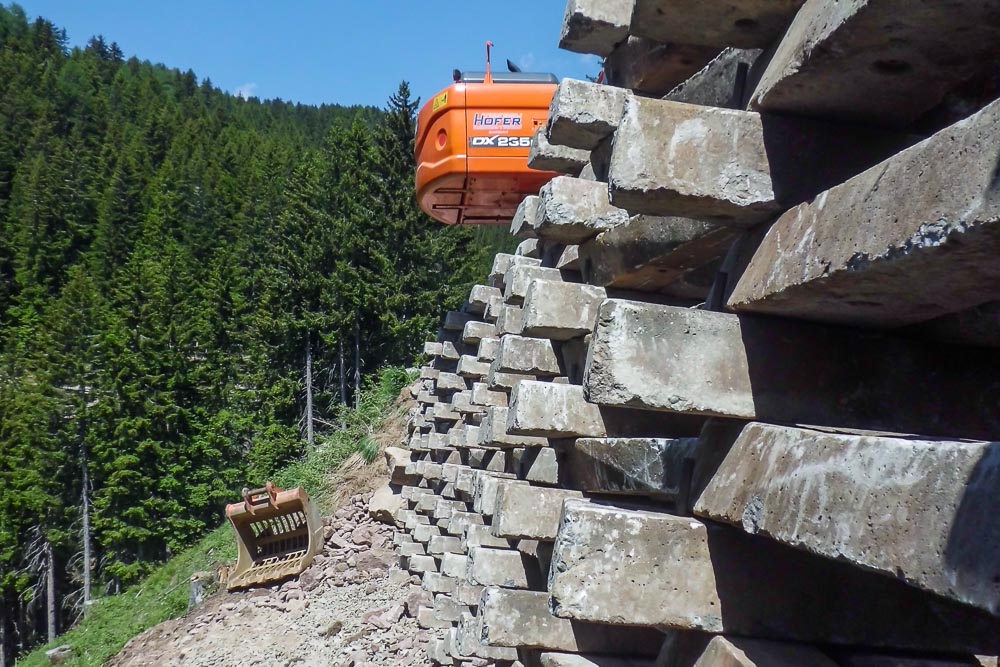Tiefbau Hofer Baggerarbeiten Eisacktal Südtirol Bahnschwellen Mauer