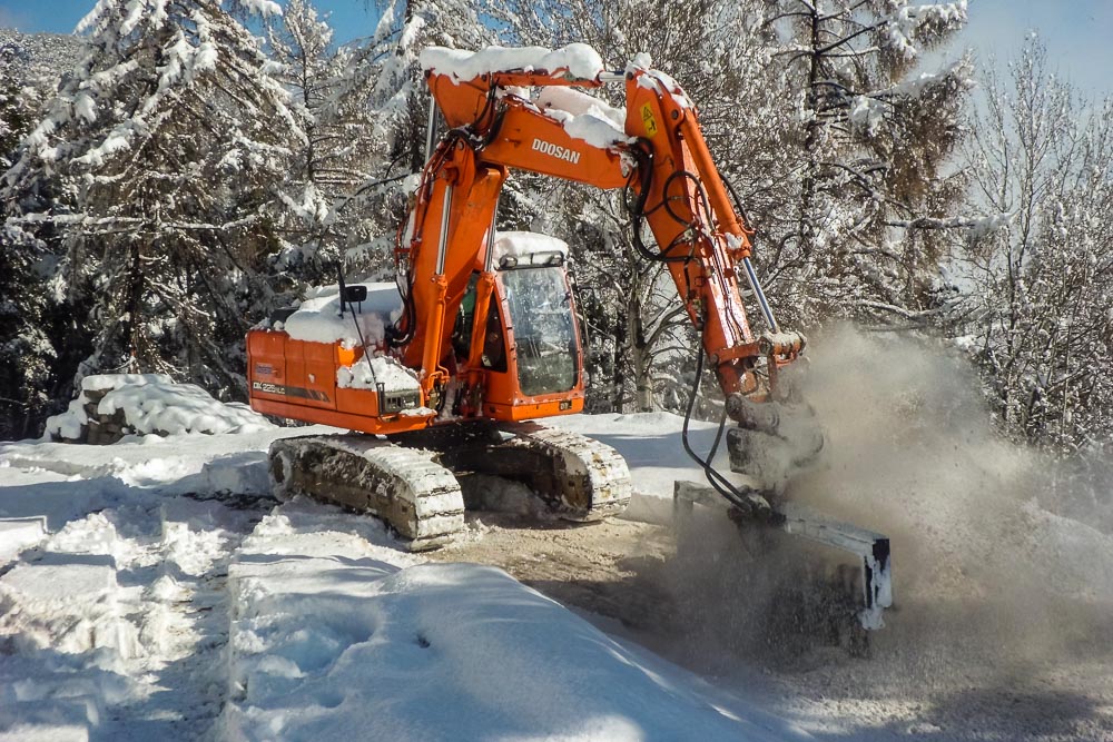 Tiefbau Hofer Baggerarbeiten Eisacktal Südtirol LKW Bagger
