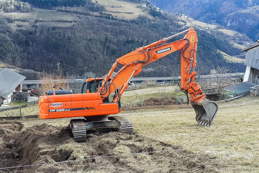 Tiefbau Hofer Baggerarbeiten Eisacktal Südtirol LKW Bagger