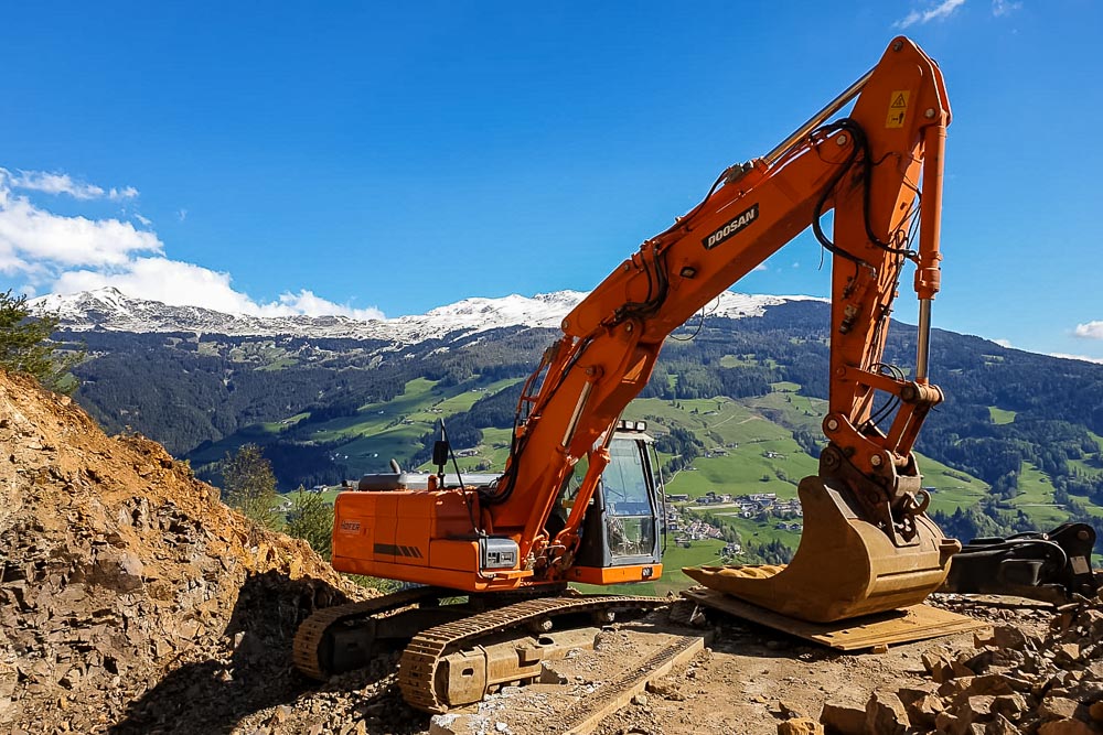 Tiefbau Hofer Baggerarbeiten Eisacktal Südtirol LKW Bagger