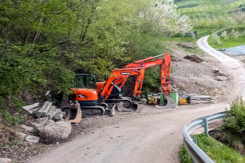 Tiefbau Hofer Baggerarbeiten Eisacktal Südtirol LKW Bagger
