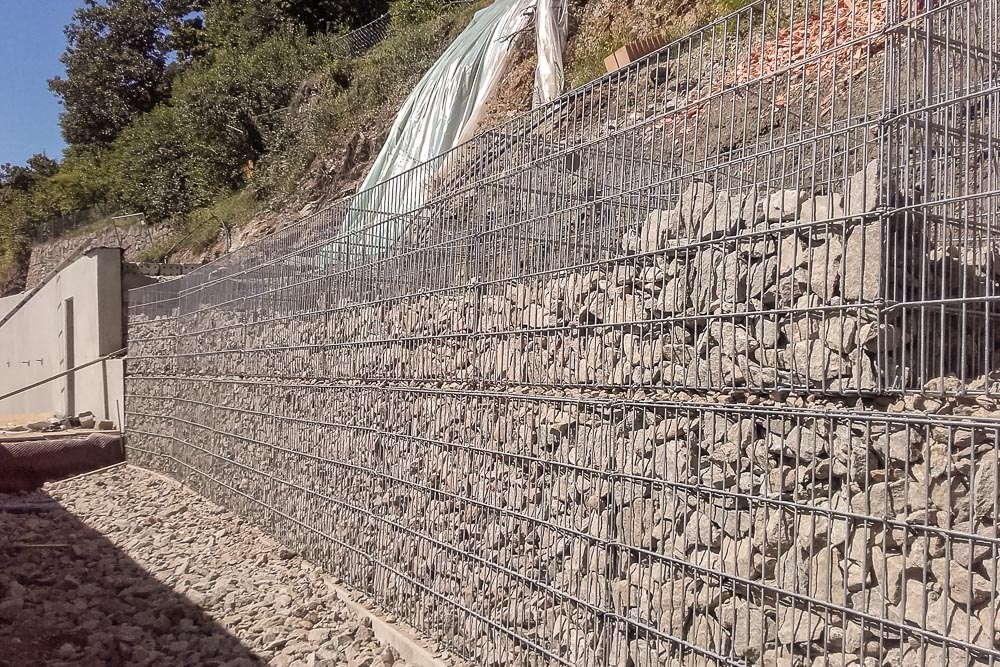 Tiefbau Hofer Baggerarbeiten Eisacktal Südtirol Gabione Steinkorb Mauer