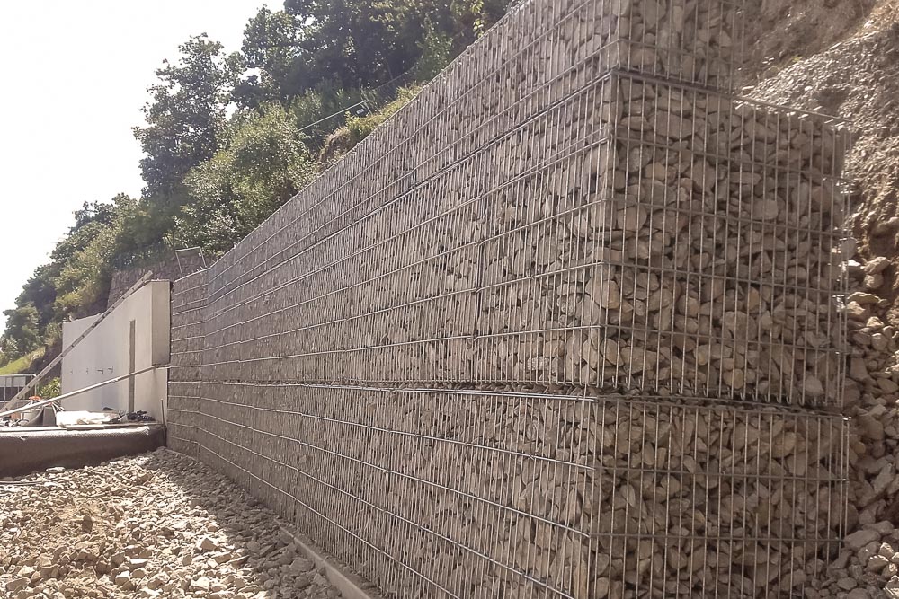 Tiefbau Hofer Baggerarbeiten Eisacktal Südtirol Gabione Steinkorb Mauer