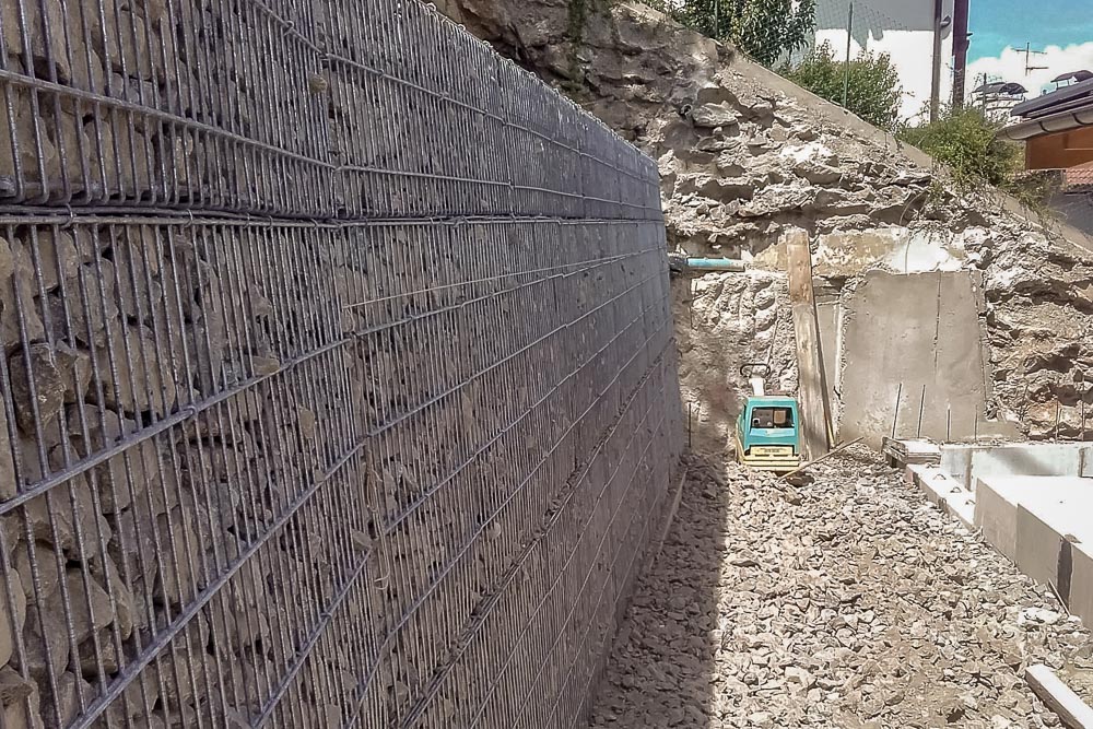 Tiefbau Hofer Baggerarbeiten Eisacktal Südtirol Gabione Steinkorb Mauer