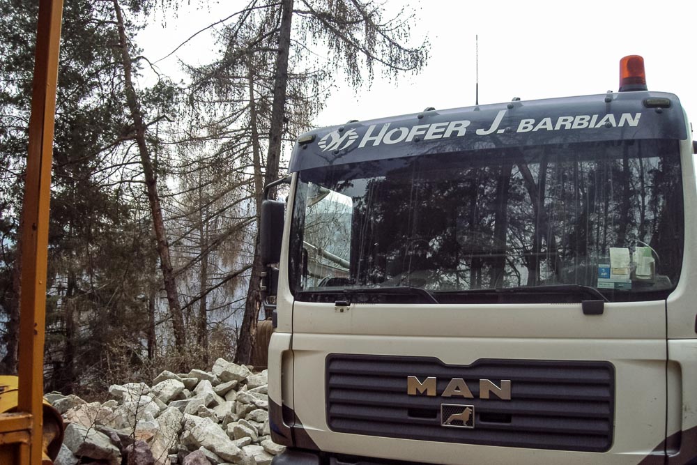 Tiefbau Hofer Baggerarbeiten Eisacktal Südtirol LKW Bagger