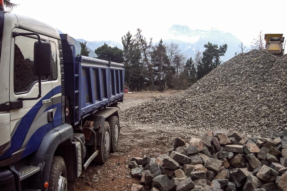 Tiefbau Hofer Baggerarbeiten Eisacktal Südtirol LKW Bagger