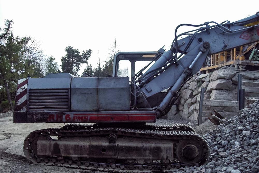 Tiefbau Hofer Baggerarbeiten Eisacktal Südtirol LKW Bagger