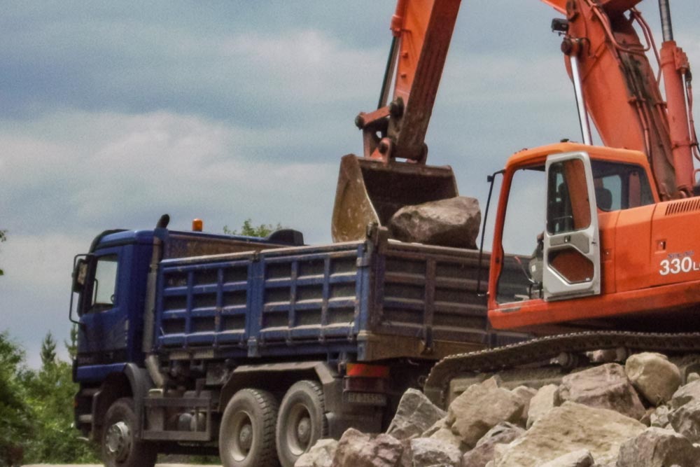 Tiefbau Hofer Baggerarbeiten Eisacktal Südtirol LKW Bagger