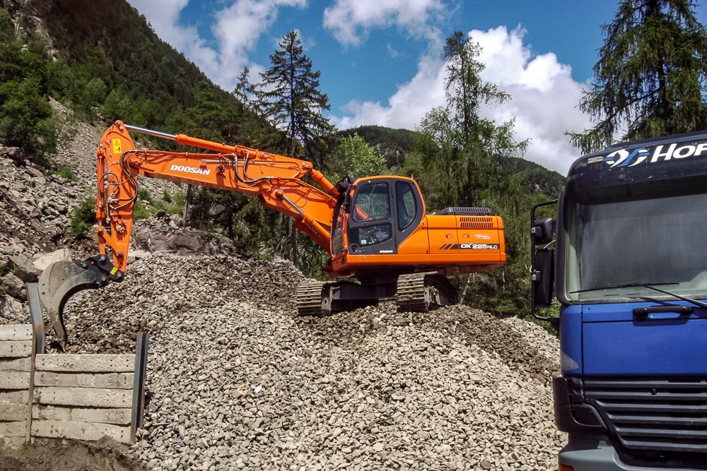 Tiefbau Hofer Baggerarbeiten Eisacktal Südtirol LKW Bagger