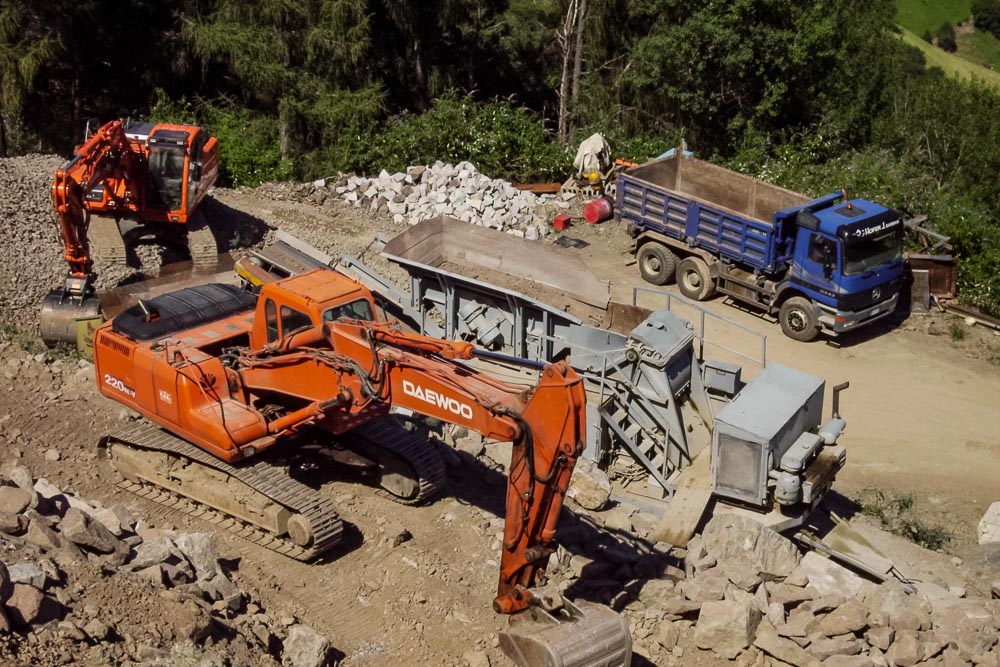 Tiefbau Hofer Baggerarbeiten Eisacktal Südtirol LKW Bagger