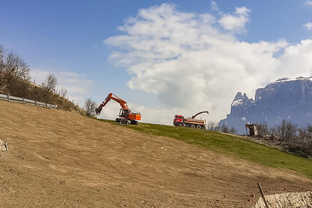 Tiefbau Hofer Baggerarbeiten Eisacktal Südtirol Planierung Gelände