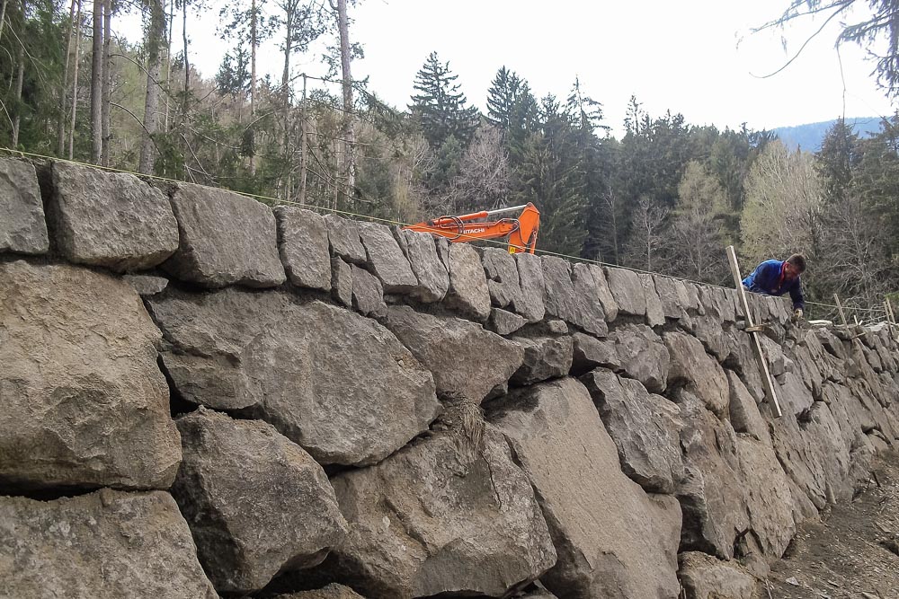 Tiefbau Hofer Baggerarbeiten Eisacktal Südtirol Steinmauer