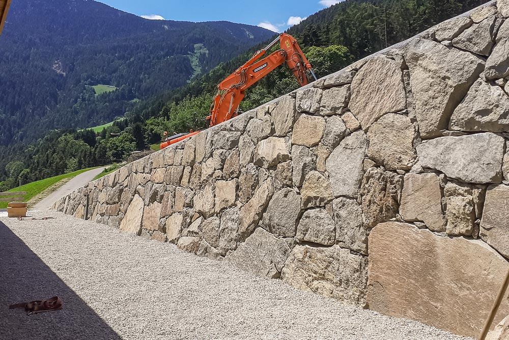 Tiefbau Hofer Baggerarbeiten Eisacktal Südtirol Steinmauer