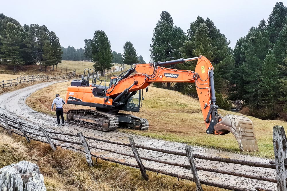 Tiefbau Hofer Baggerarbeiten Eisacktal Südtirol LKW Bagger