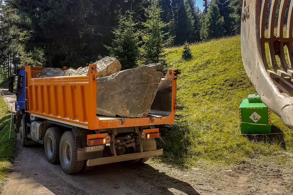 Tiefbau Hofer Baggerarbeiten Eisacktal Südtirol LKW Bagger