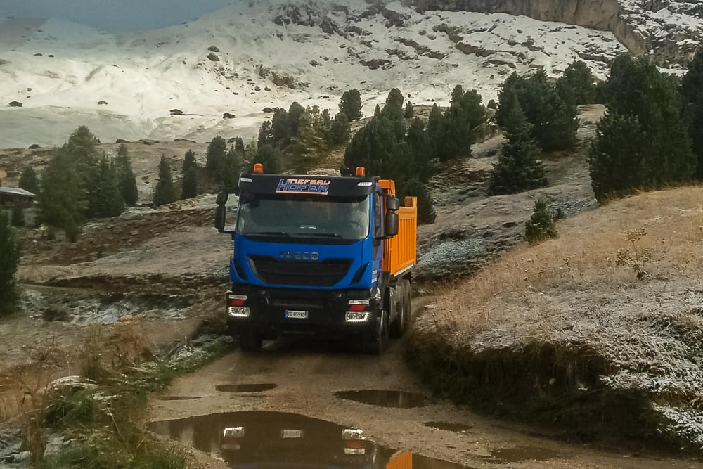 Tiefbau Hofer Baggerarbeiten Eisacktal Südtirol LKW Bagger