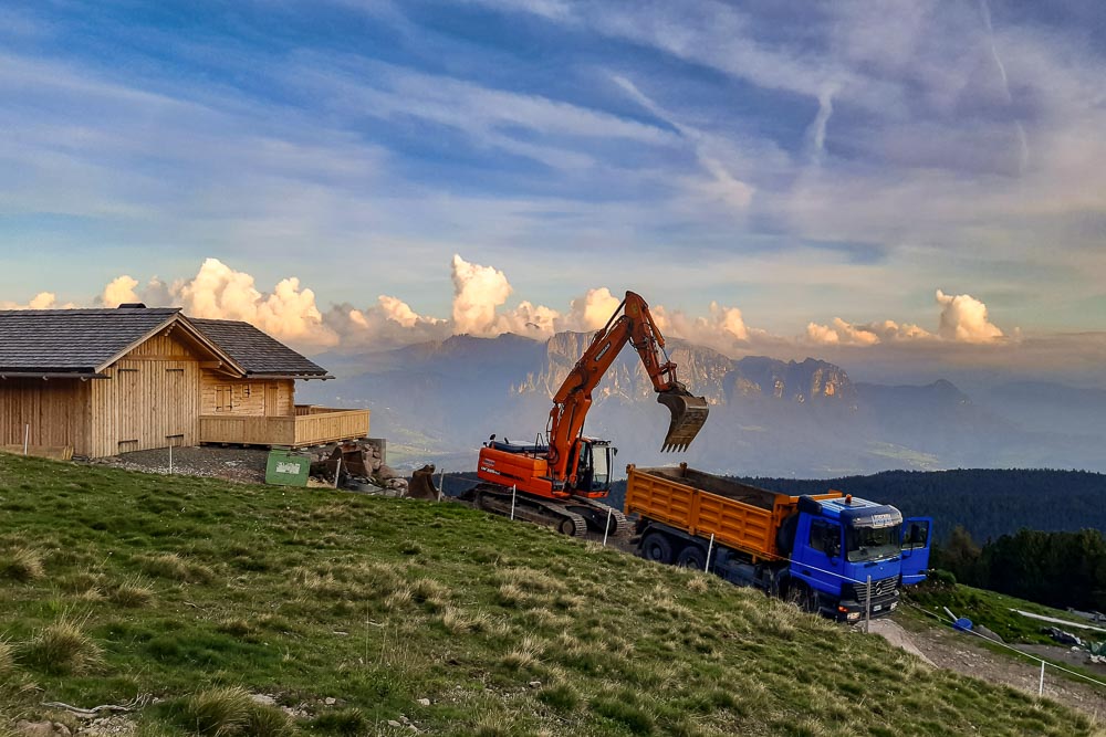 Tiefbau Hofer Baggerarbeiten Eisacktal Südtirol LKW Bagger