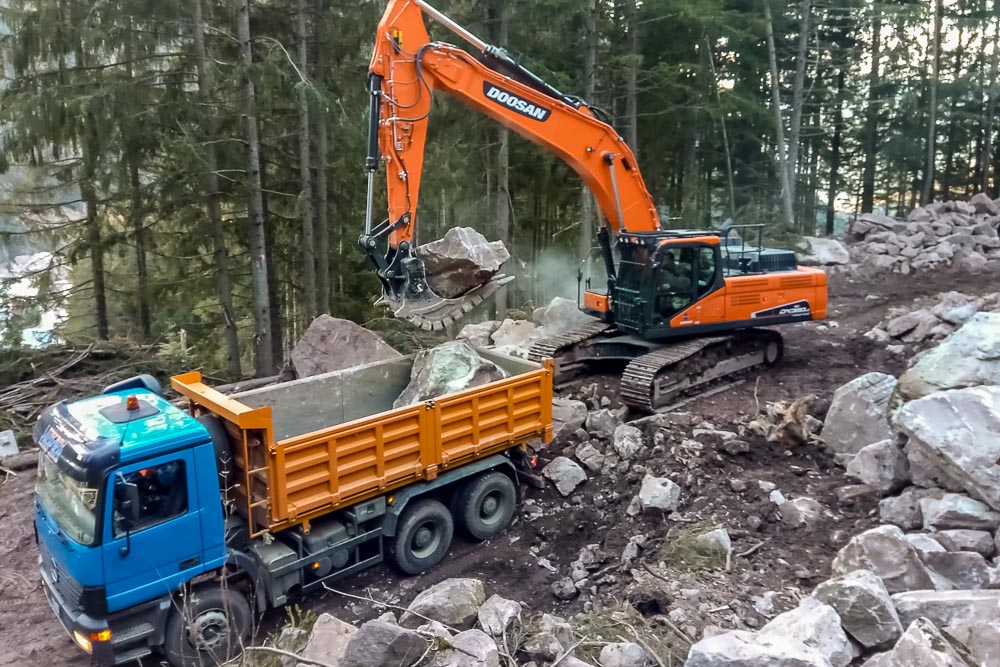 Tiefbau Hofer Baggerarbeiten Eisacktal Südtirol LKW Bagger