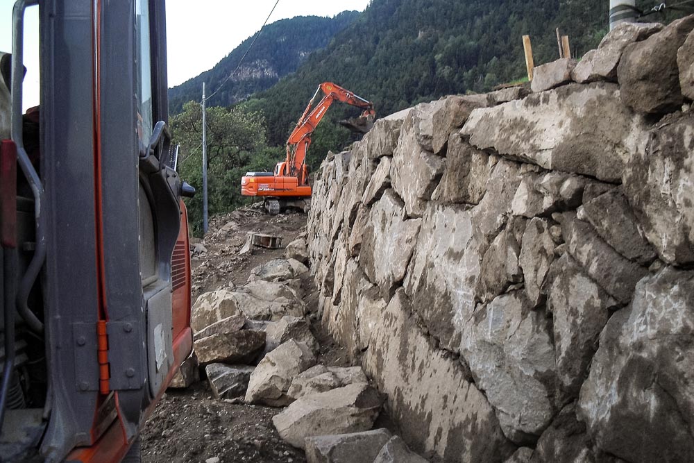 Tiefbau Hofer Baggerarbeiten Eisacktal Südtirol Zyklopen Steine Mauer