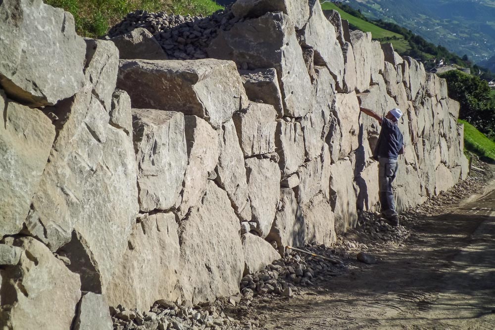 Tiefbau Hofer Baggerarbeiten Eisacktal Südtirol Zyklopen Steine Mauer