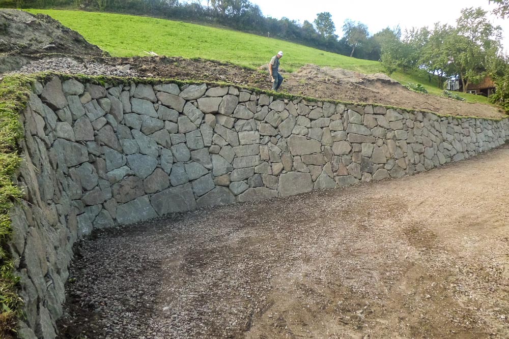 Tiefbau Hofer Baggerarbeiten Eisacktal Südtirol Zyklopen Steine Mauer
