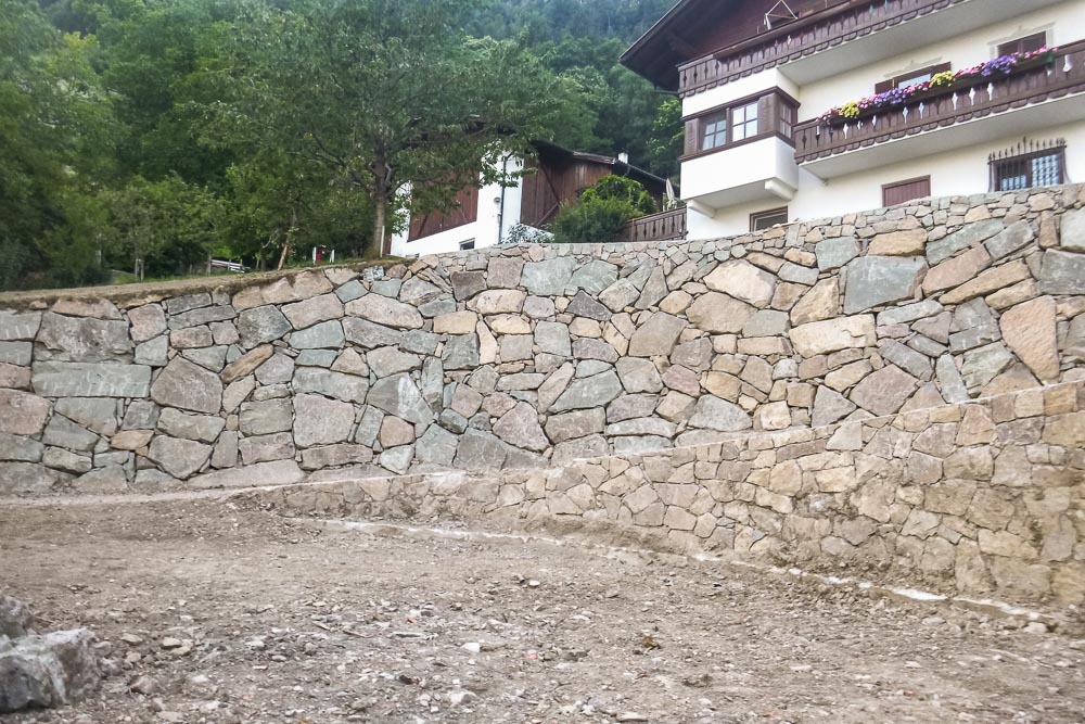 Tiefbau Hofer Baggerarbeiten Eisacktal Südtirol Zyklopen Steine Mauer