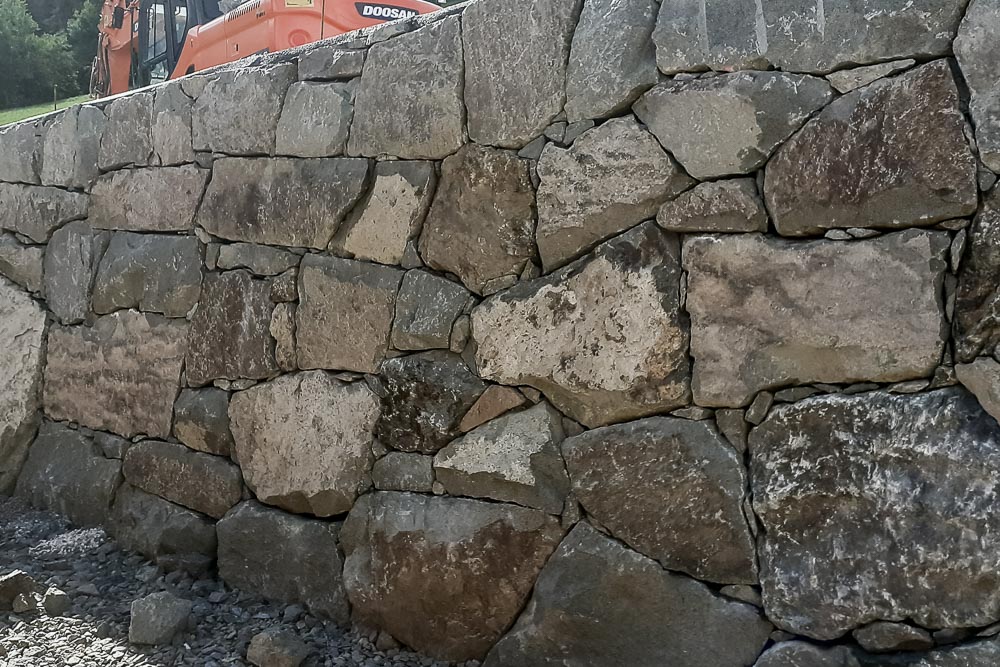 Tiefbau Hofer Baggerarbeiten Eisacktal Südtirol Zyklopen Steine Mauer