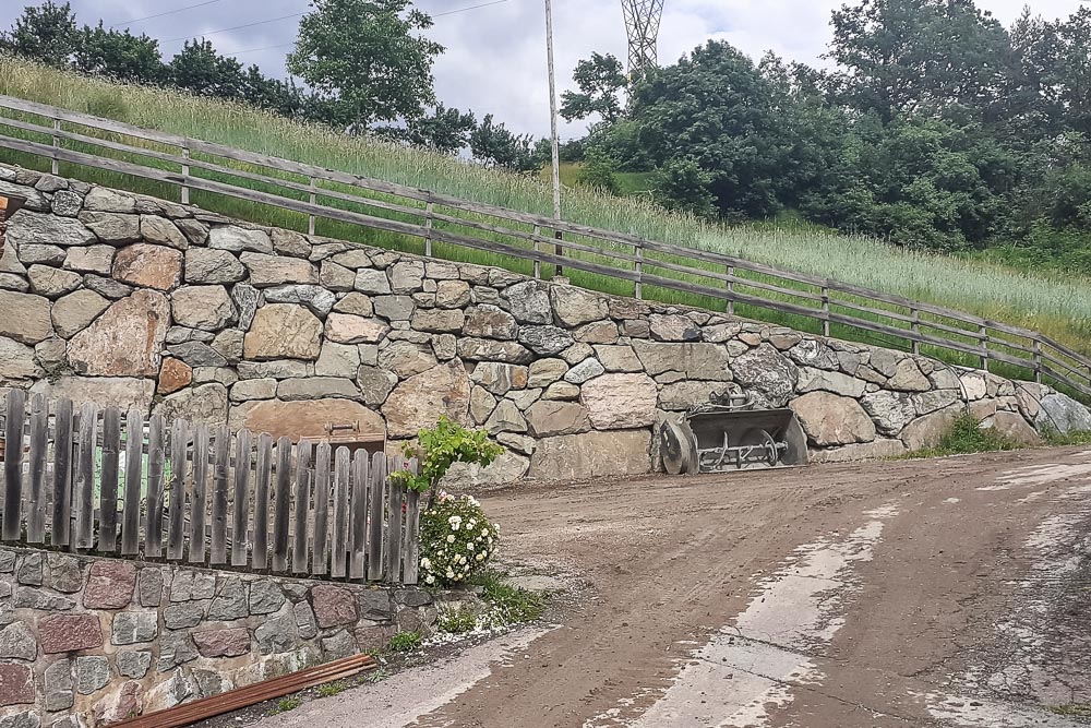 Tiefbau Hofer Baggerarbeiten Eisacktal Südtirol Zyklopen Steine Mauer