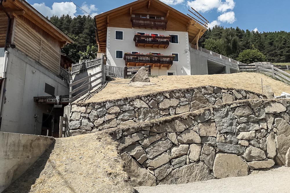 Tiefbau Hofer Baggerarbeiten Eisacktal Südtirol Zyklopen Steine Mauer