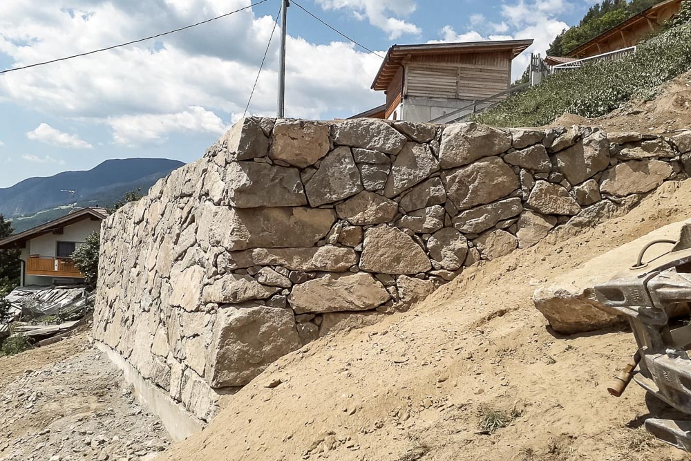 Tiefbau Hofer Baggerarbeiten Eisacktal Südtirol Zyklopen Steine Mauer