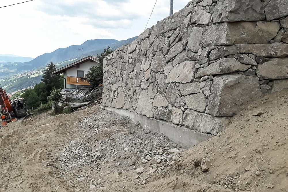 Tiefbau Hofer Baggerarbeiten Eisacktal Südtirol Zyklopen Steine Mauer
