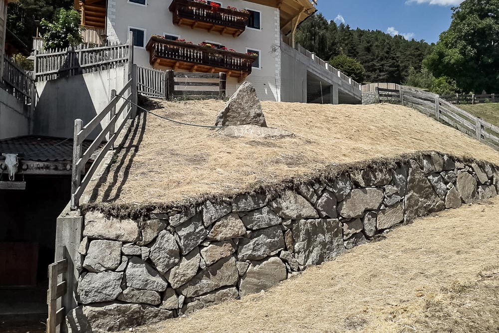 Tiefbau Hofer Baggerarbeiten Eisacktal Südtirol Zyklopen Steine Mauer