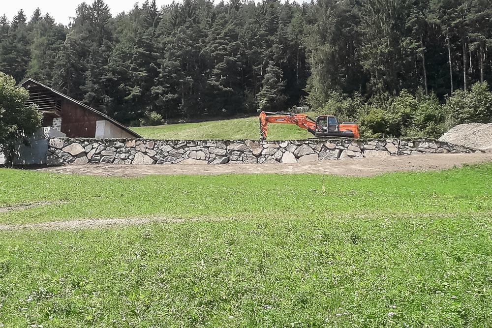 Tiefbau Hofer Baggerarbeiten Eisacktal Südtirol Zyklopen Steine Mauer