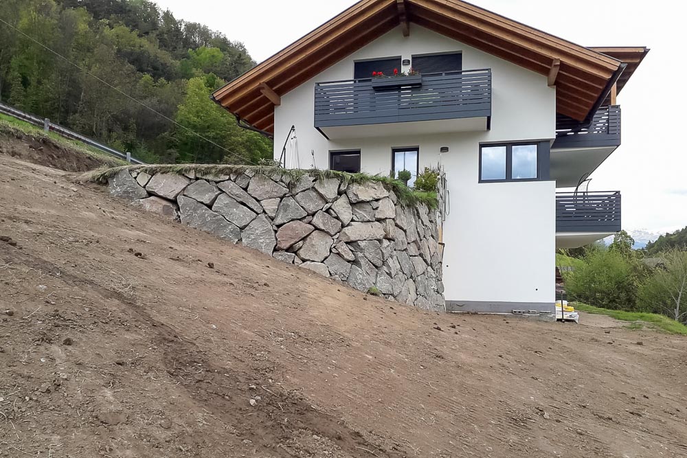 Tiefbau Hofer Baggerarbeiten Eisacktal Südtirol Zyklopen Steine Mauer