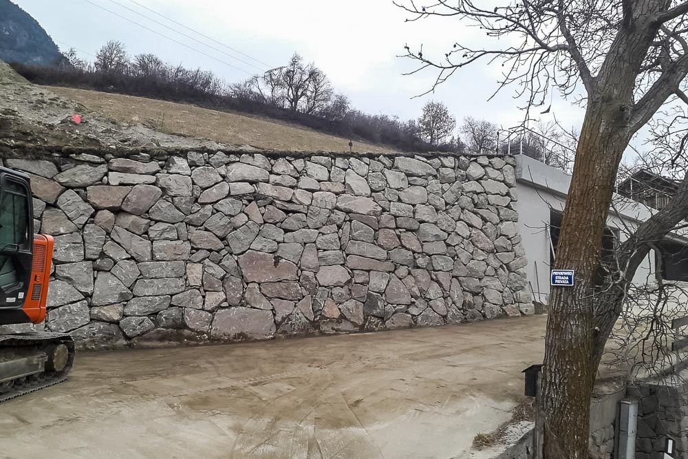 Tiefbau Hofer Baggerarbeiten Eisacktal Südtirol Zyklopen Steine Mauer
