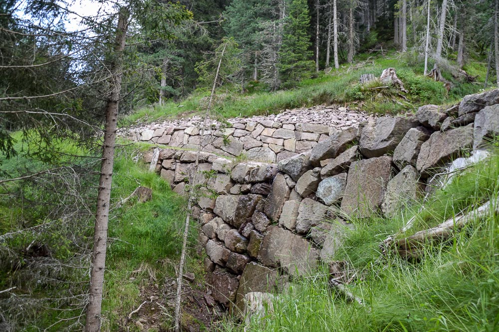 Tiefbau Hofer Baggerarbeiten Eisacktal Südtirol Zyklopen Steine Mauer