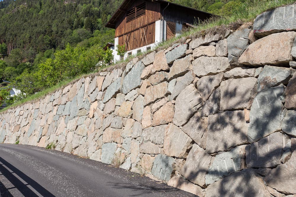 Tiefbau Hofer Baggerarbeiten Eisacktal Südtirol Zyklopen Steine Mauer