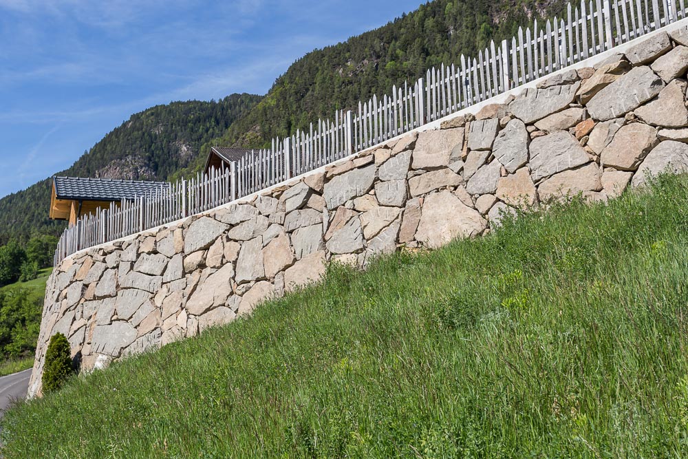 Tiefbau Hofer Baggerarbeiten Eisacktal Südtirol Zyklopen Steine Mauer
